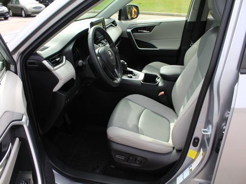 Used 2022 Toyota RAV4 XLE Premium image 10