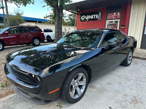 Used 2019 Dodge Challenger SXT image 1
