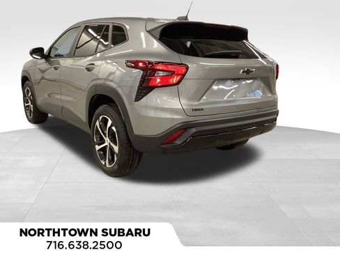 Used 2024 Chevrolet Trax RS FWD image 2