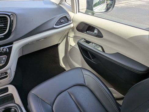 Used 2023 Chrysler Pacifica Touring-L FWD image 20