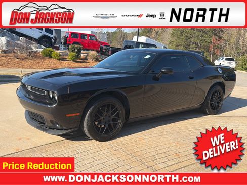Used 2019 Dodge Challenger SXT RWD image 1