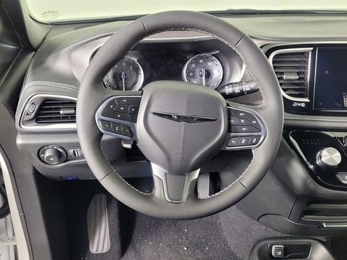 New 2026 Chrysler Pacifica Select image 16