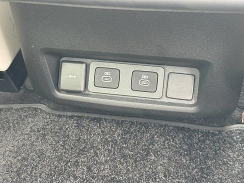 Used 2025 Land Rover Discovery S AWD/4WD image 19