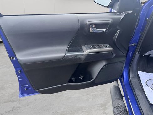 Used 2022 Toyota Tacoma TRD Off-Road image 17