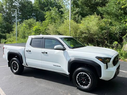 Certified 2025 Toyota Tacoma TRD Off-Road AWD/4WD image 7