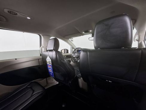 Used 2024 Chrysler Pacifica Touring-L FWD image 29