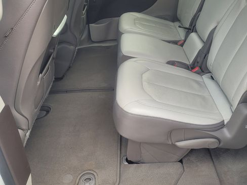 Used 2017 Chrysler Pacifica Touring-L Plus image 30