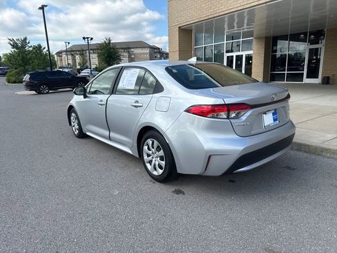 Used 2022 Toyota Corolla LE FWD image 2