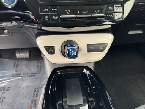 Used 2017 Toyota Prius Two image 27