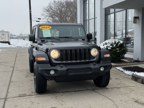 Used 2025 Jeep Wrangler Sport image 17