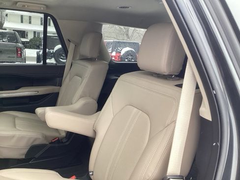Used 2022 Ford Expedition Limited image 11