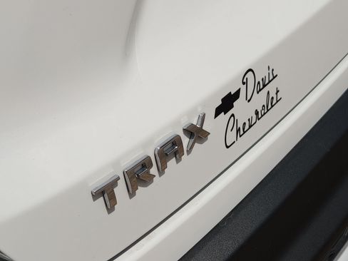 Used 2025 Chevrolet Trax LT FWD image 11