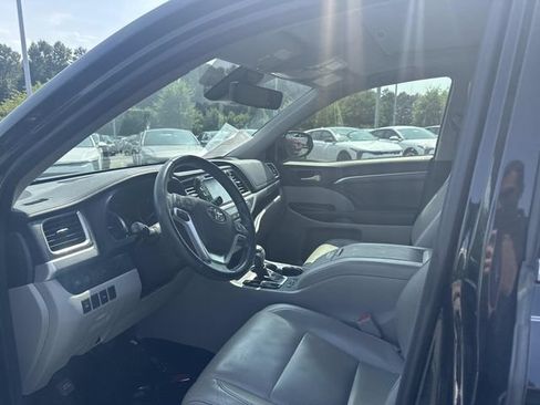 Used 2018 Toyota Highlander Limited FWD image 3