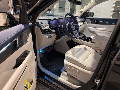 Used 2025 Buick Enclave Avenir w/ Super Cruise Package image 8