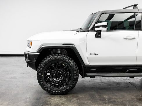 Used 2024 GMC Hummer EV 2X w/ LPO, Roof Cross Rail Package image 10
