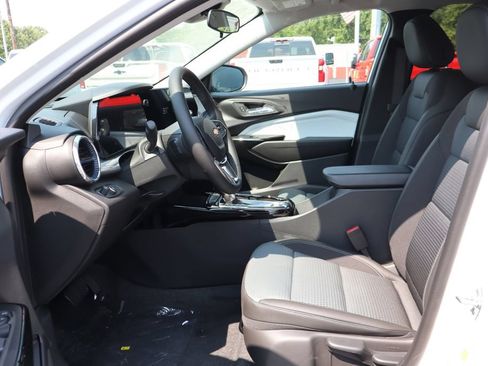 New 2026 Chevrolet Trax LT w/ LT Convenience Package FWD image 7