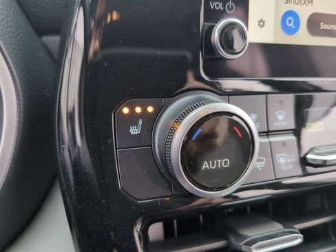 Used 2023 Toyota Highlander XLE image 26