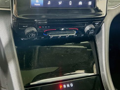 Used 2023 Jeep Grand Cherokee Laredo AWD/4WD image 15