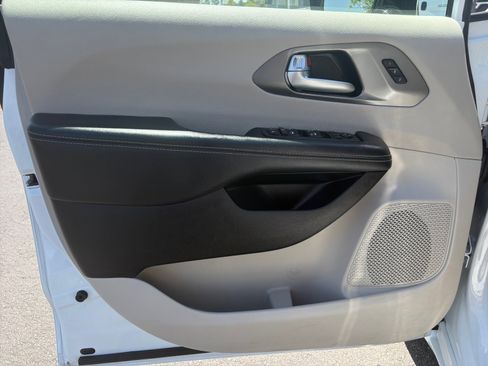 Used 2024 Chrysler Pacifica Touring-L FWD image 13