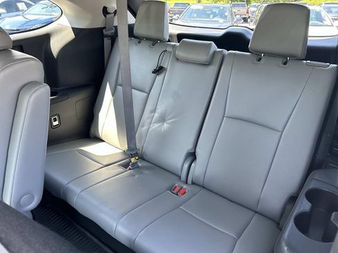 Used 2022 Toyota Highlander XLE AWD/4WD image 21