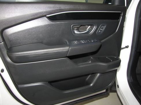 Used 2025 Honda Pilot Touring image 10