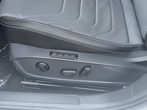 Used 2025 Volkswagen Jetta SEL FWD image 18