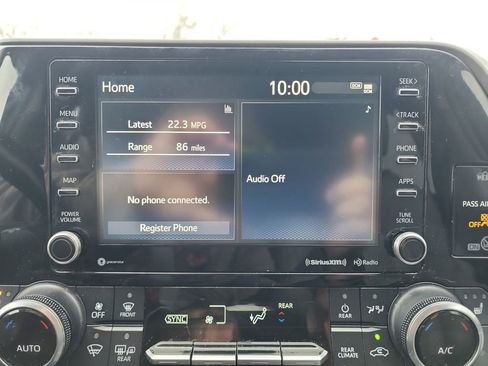 Used 2021 Toyota Highlander XLE AWD/4WD image 16