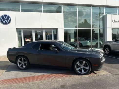 Used 2016 Dodge Challenger R/T image 4