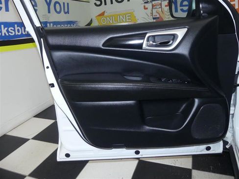 Used 2019 Nissan Pathfinder SV image 25