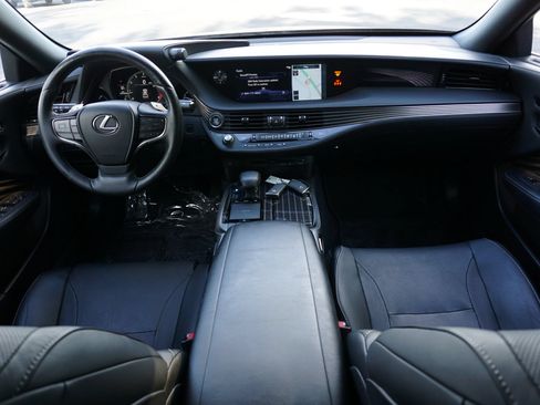 Used 2018 Lexus LS 500 w/ Accessory Package (Z2) RWD image 27