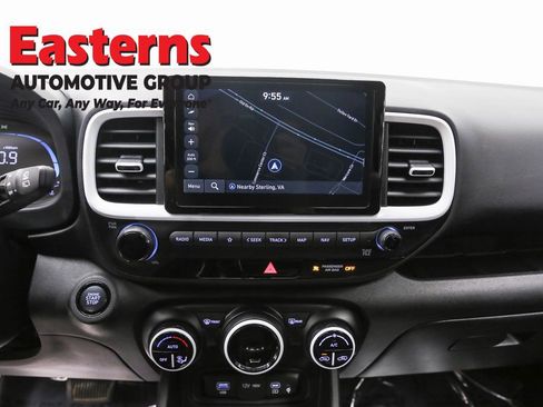 Used 2023 Hyundai Venue Limited image 12