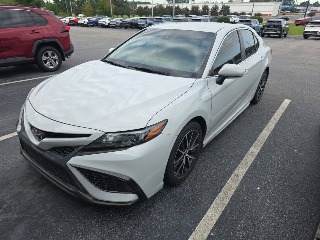Used 2022 Toyota Camry SE FWD image 3