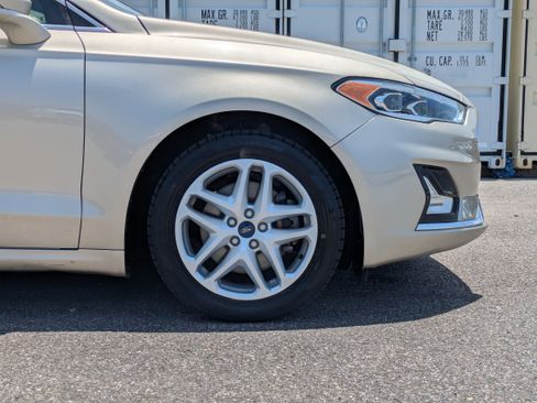 Used 2019 Ford Fusion Energi Titanium FWD image 11
