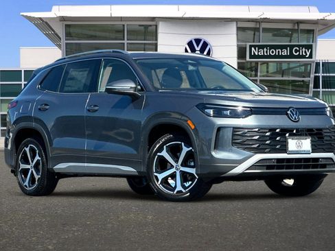 New 2025 Volkswagen Tiguan SE image 2