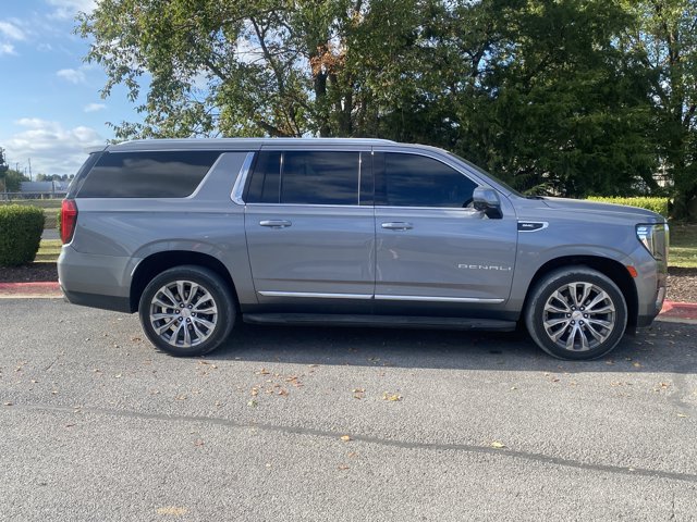 Used 2022 GMC Yukon XL Denali AWD/4WD image 2