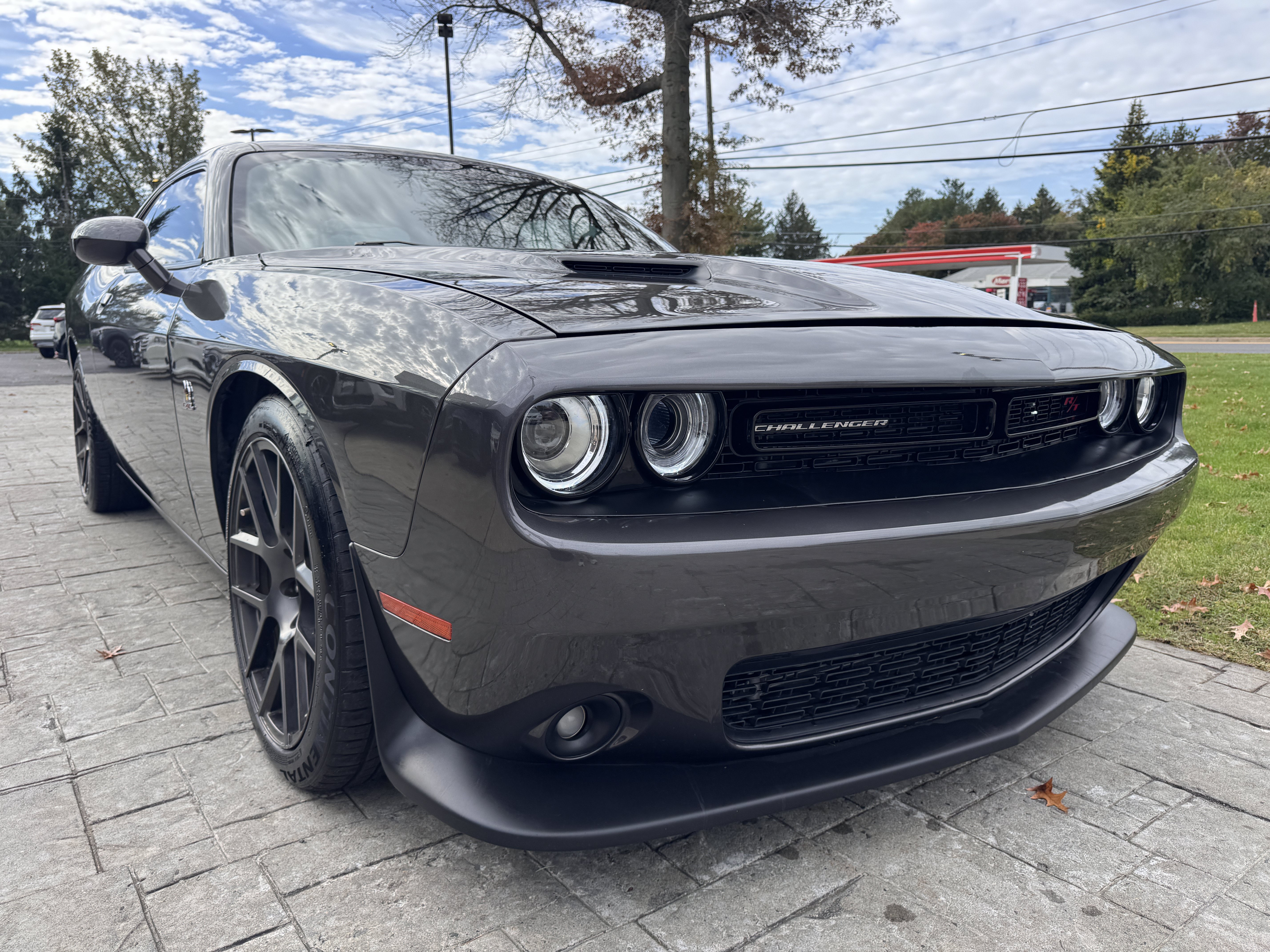 Used 2018 Dodge Challenger R/T Scat Pack w/ Leather Interior Group RWD image 16