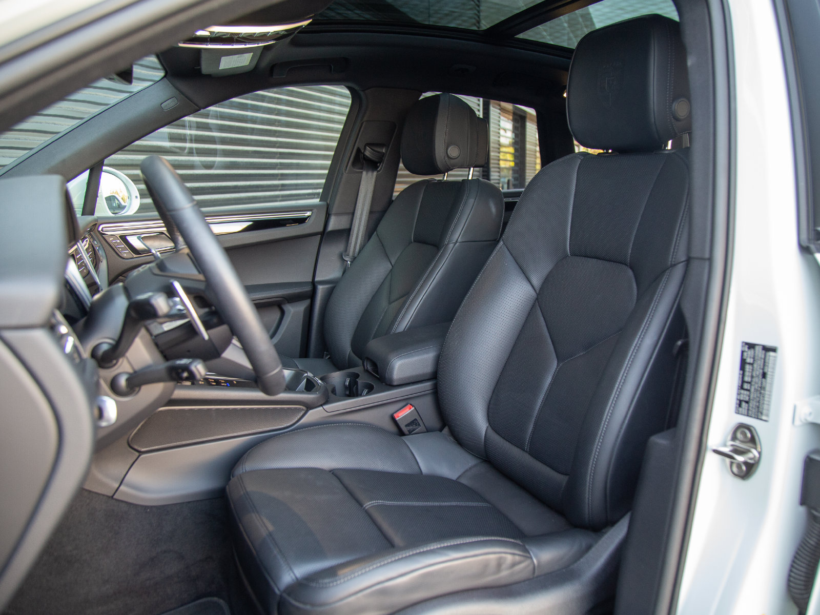 Certified 2026 Porsche Macan AWD/4WD image 5