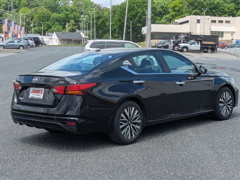 Used 2024 Nissan Altima 2.5 SV FWD image 9