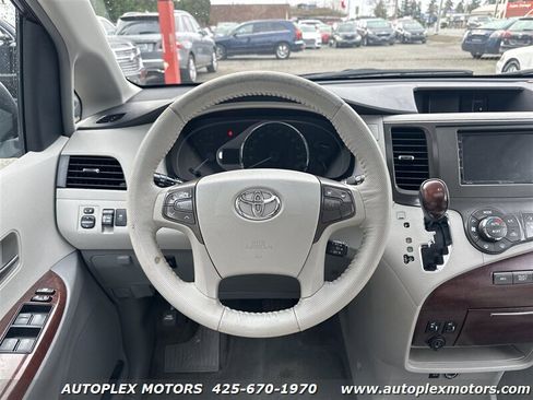 Used 2013 Toyota Sienna XLE image 19