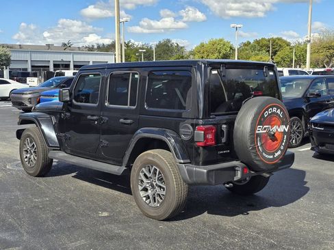 Used 2025 Jeep Wrangler Unlimited Sahara AWD/4WD image 4