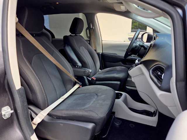 Used 2020 Chrysler Voyager LX FWD image 18