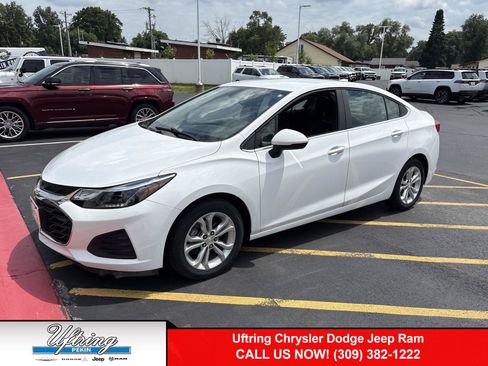 Used 2019 Chevrolet Cruze LT w/ LT True North Edition FWD image 1