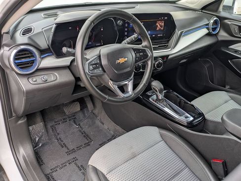 Used 2025 Chevrolet Trax LT w/ LT Convenience Package FWD image 14