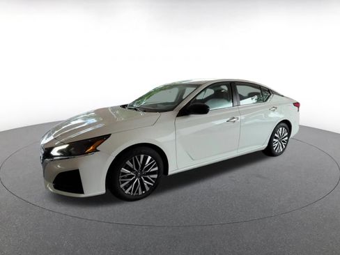 Used 2025 Nissan Altima 2.5 SV FWD image 5