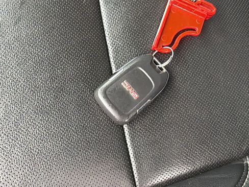 Used 2023 GMC Acadia SLT image 29