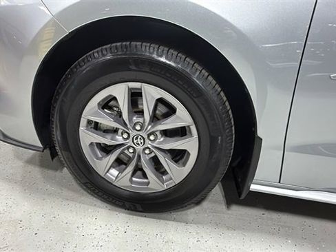 Used 2022 Toyota Sienna XLE image 19