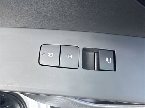 Certified 2025 Kia Niro LX image 30