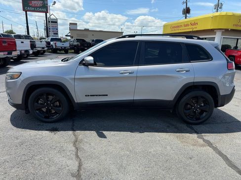 Used 2019 Jeep Cherokee Latitude Plus FWD image 2