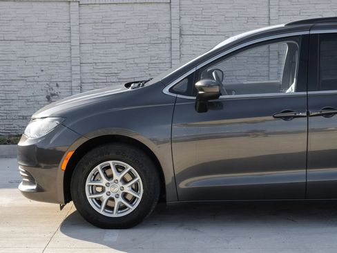 Used 2020 Chrysler Voyager Lxi image 13