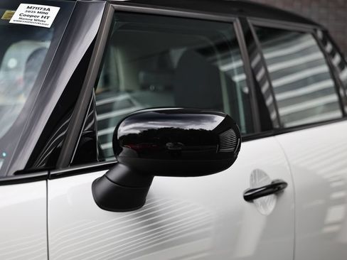 Used 2025 MINI Cooper 4-Door Hardtop FWD image 11